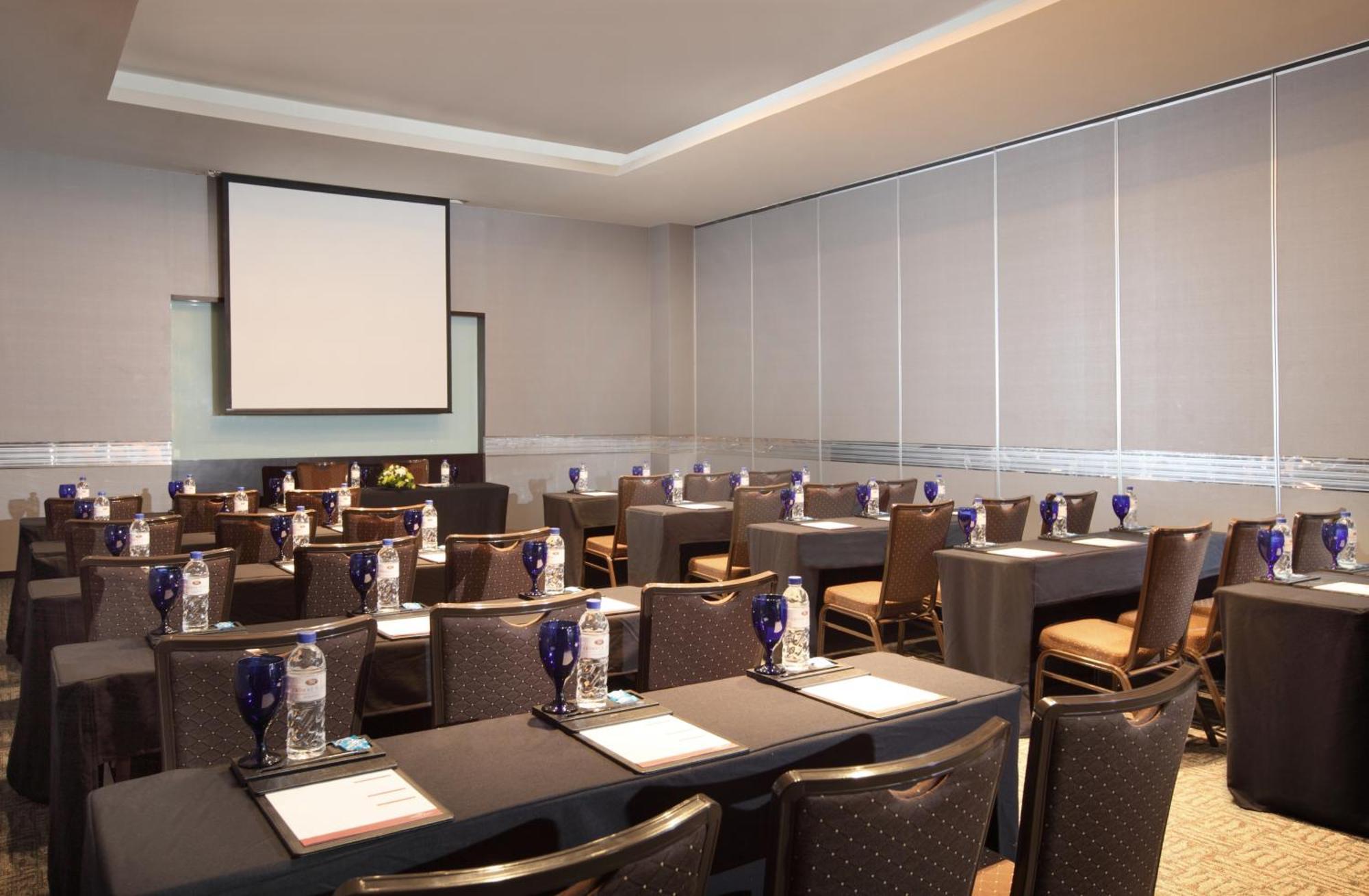 Po Hotel Семаранг Екстериор снимка