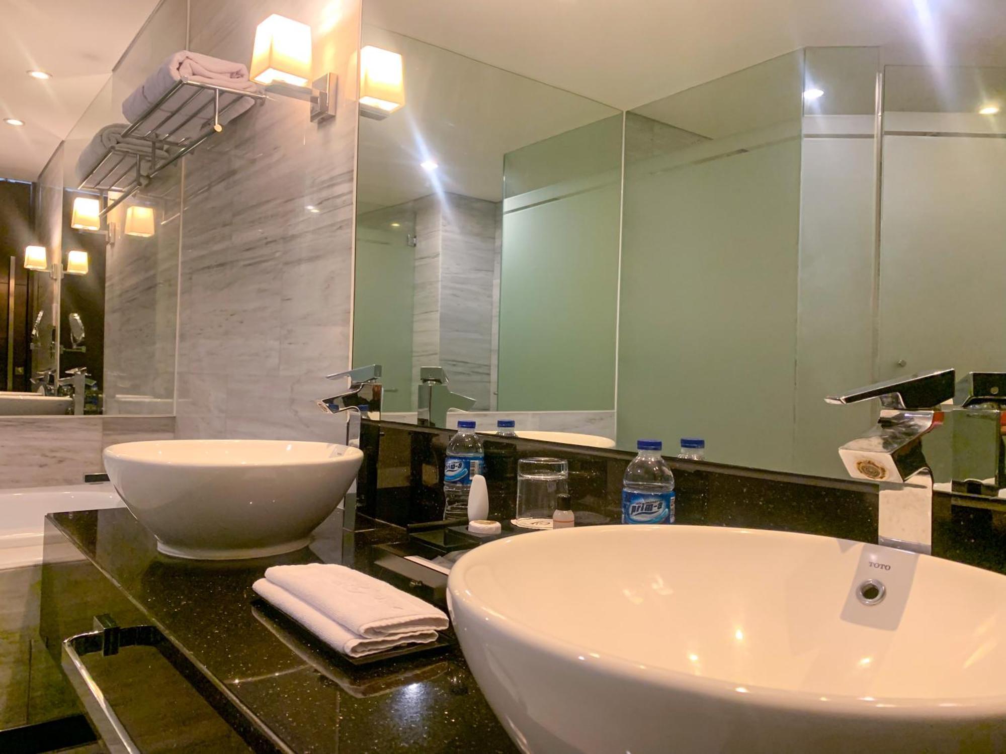Po Hotel Семаранг Екстериор снимка