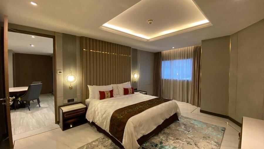 Po Hotel Семаранг Екстериор снимка